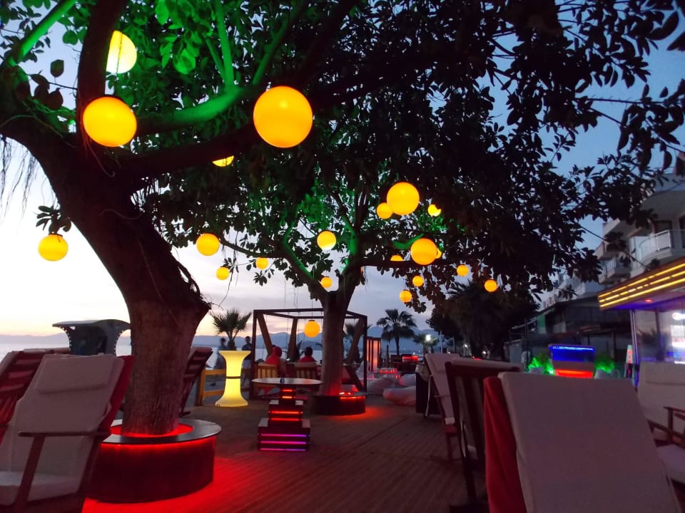 Die Terrasse gemütlich und mit Flair Makri Beach Hotel