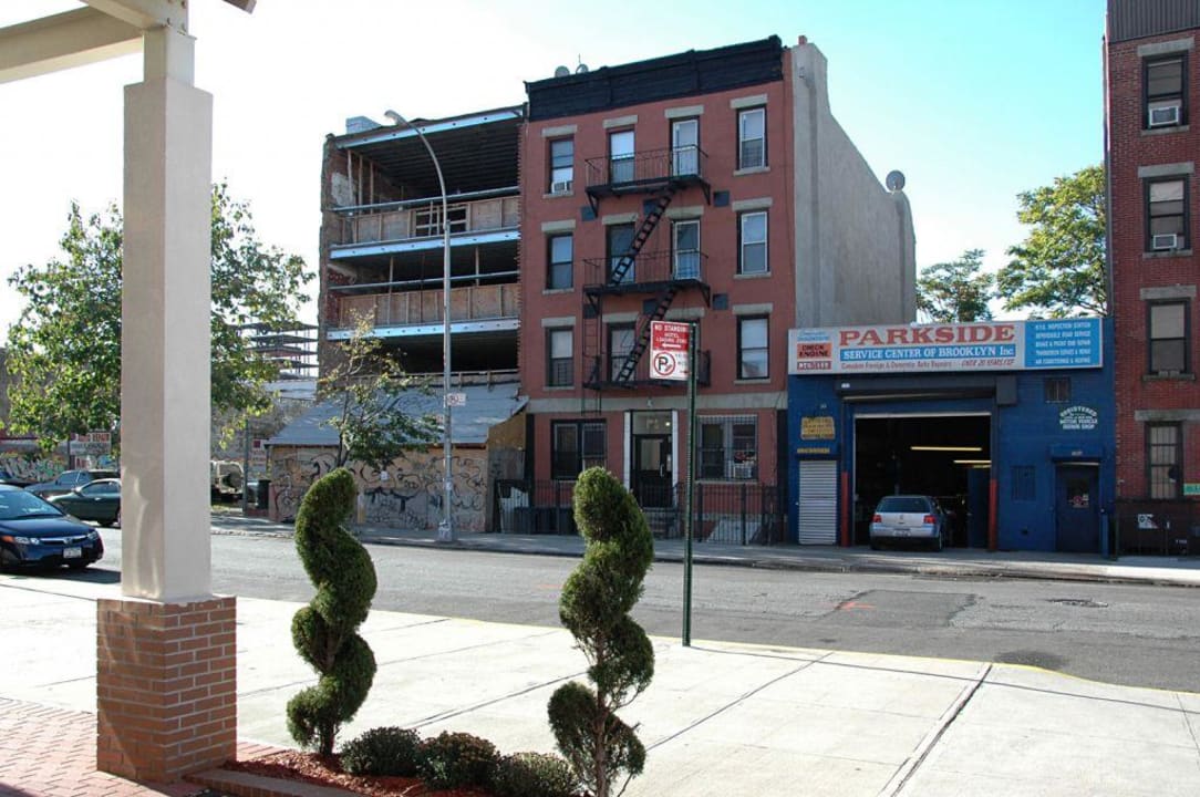 Gegenüber Holiday Inn Express Brooklyn