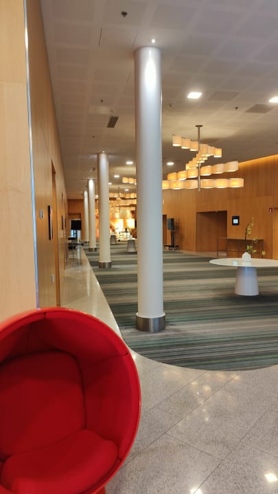 Lobby Hilton Helsinki Airport