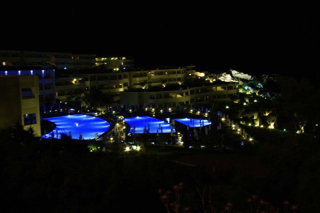 Die Hotelanlage bei Nacht Hotel Kalithea Horizon Royal