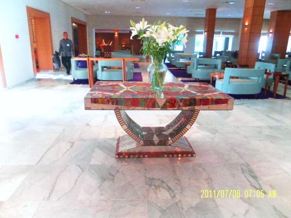 Toller Glastisch in der Lobby The Orangers Beach Resort and Bungalows