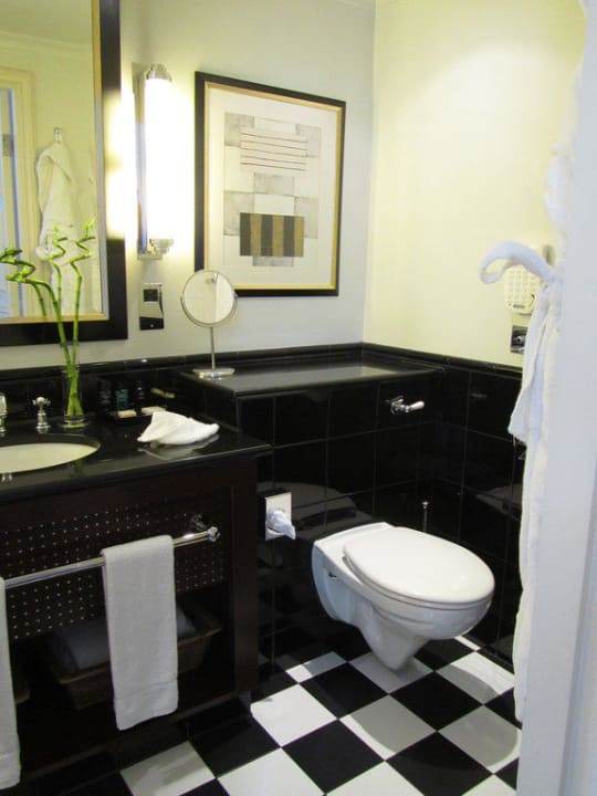 Blick ins Bad Hotel Sofitel London St James