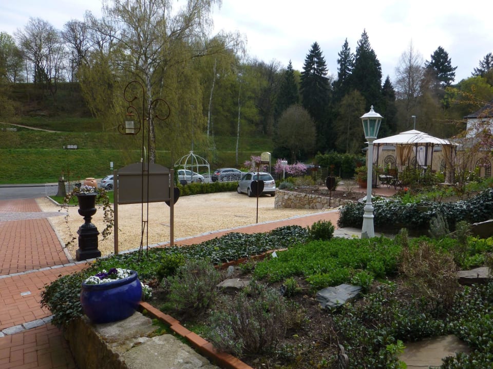 Blick zum Parkplatz PARK VILLA zentral am Mittelrhein