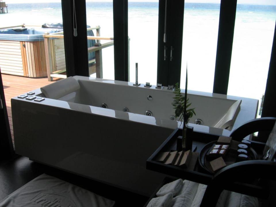 Bad einer Jacuzzi-Wasser-Villa Sun Siyam Iru Fushi