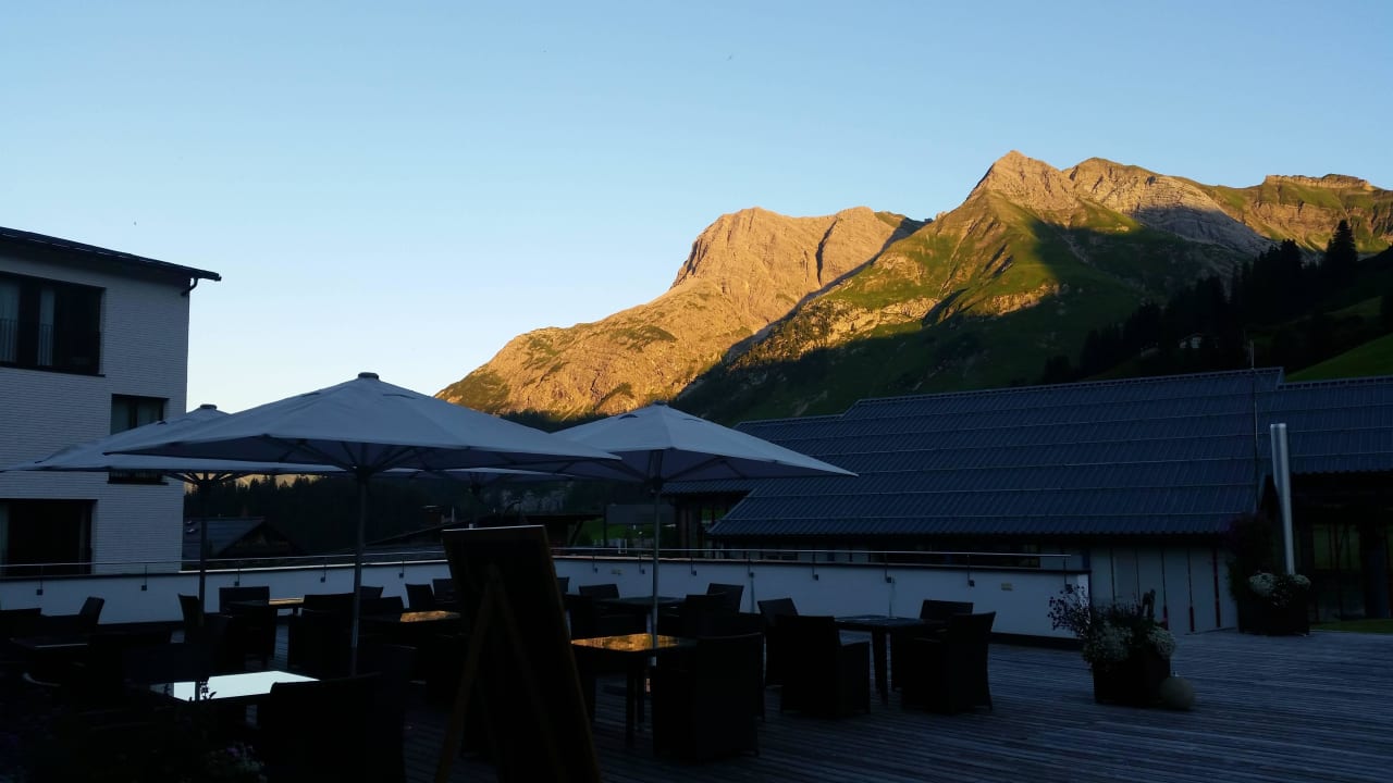 Terasse mit Sonnenuntergang Hotel Steffisalp