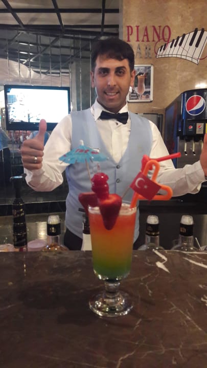 Ömer der Barkeeper mit seinem Spezial Cocktail Commodore Elite Suites & Spa - Adults only