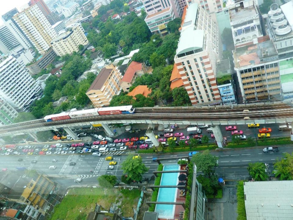 Blick auf Pool, Bahn und Straße VIE Hotel Bangkok, MGallery