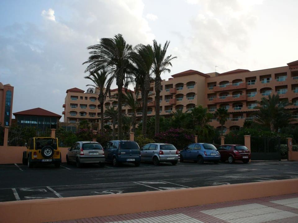 Blick vom Hotelparkplatz auf das Hotel Elba Sara Elba Sara Beach & Golf Resort