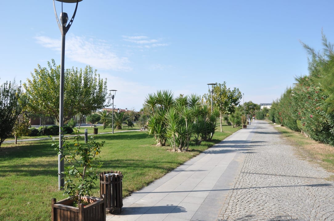 Strandpromenade zwischen Hotel und Hotelstrand Hotel Royal Dragon