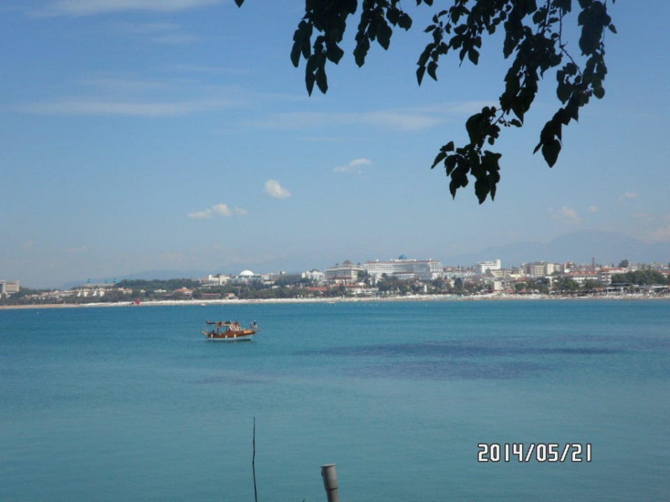 Blick über´s Meer zum Hotel Side Bay Hotel
