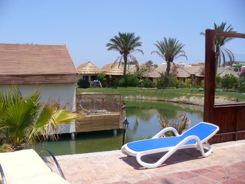 Przy basenie Panorama Bungalows Resort El Gouna