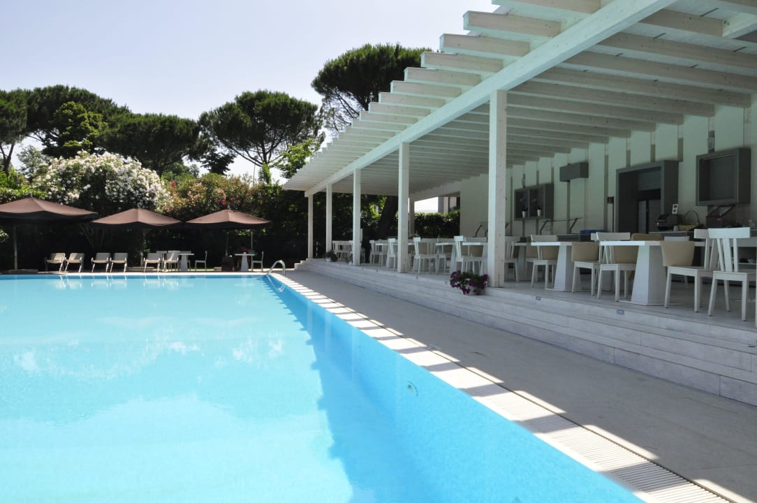 Restaurant  with swimming pool view Italiana Hotels Florence