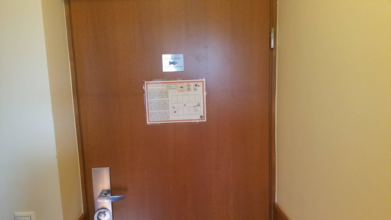 Eingangstür mit Fluchtplan Hotel Kálvária Superior