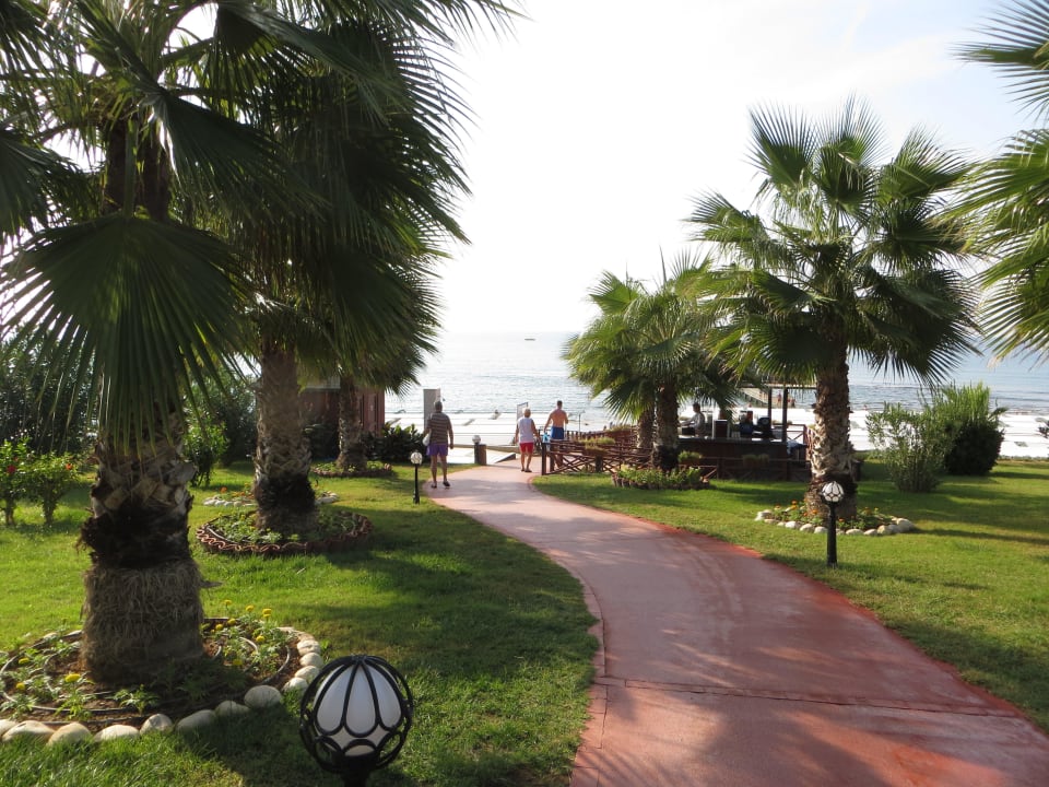Auf dem Weg zum Strand, Gartenanlage Hotel Turan Prince