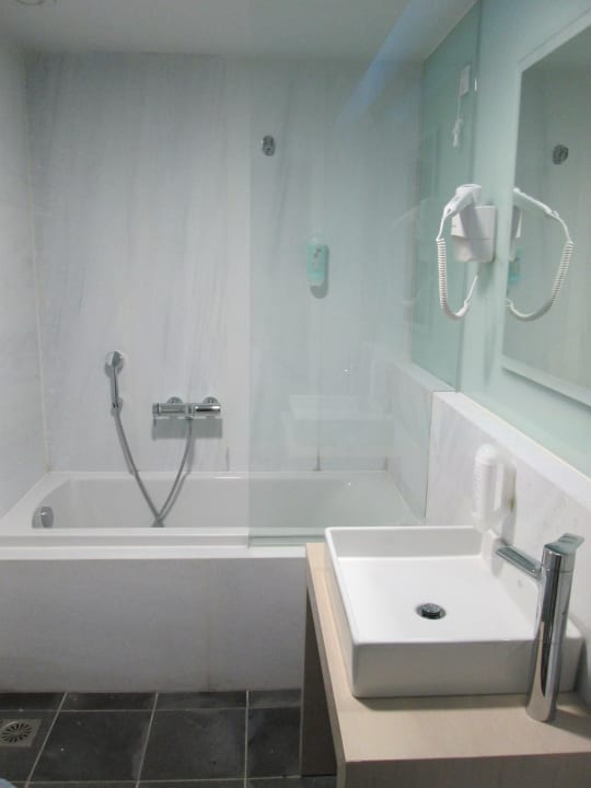 Badezimmer, modern und immer sorgfaltig geputzt Akti Palace Resort & Spa