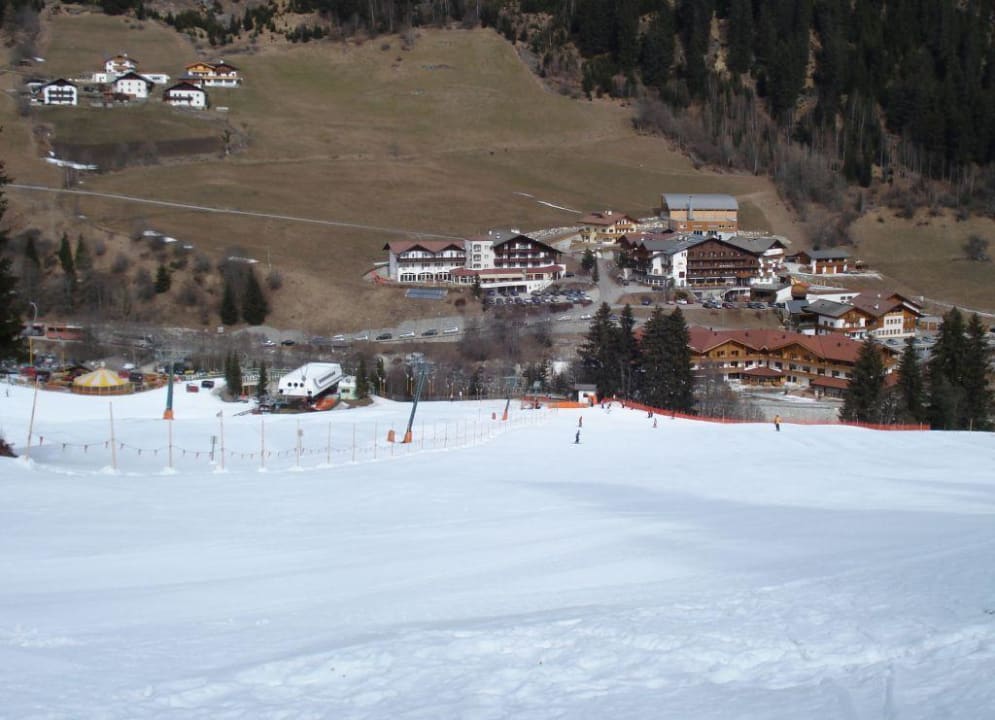 Blick vom Übungshang aufs Hotel Wellness-Sporthotel Ratschings