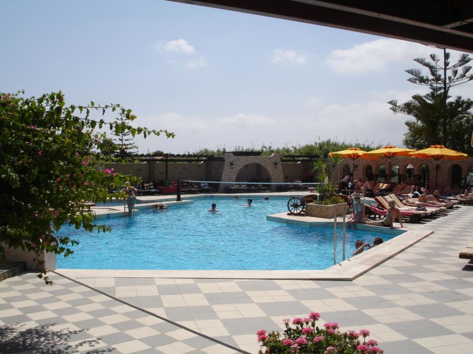 Blick von der Bar zum Pool Gaia Garden Hotel