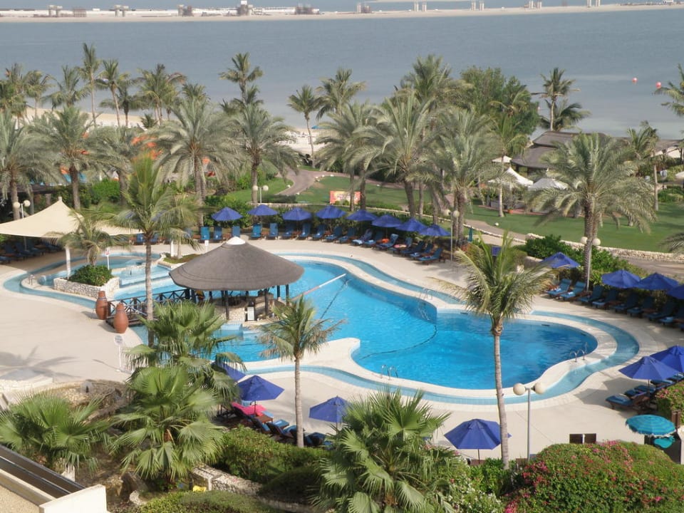 Der Meerwasser-Pool JA Beach Hotel