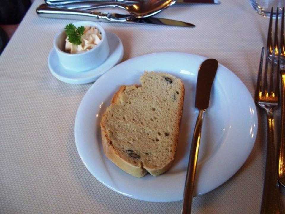 Hausgemachtes Kürbiskernbrot mit Paprikadip Alphotel Tyrol