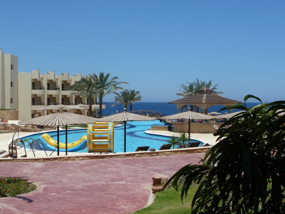 Вид на бассейн Coral Hills Resorts & SPA