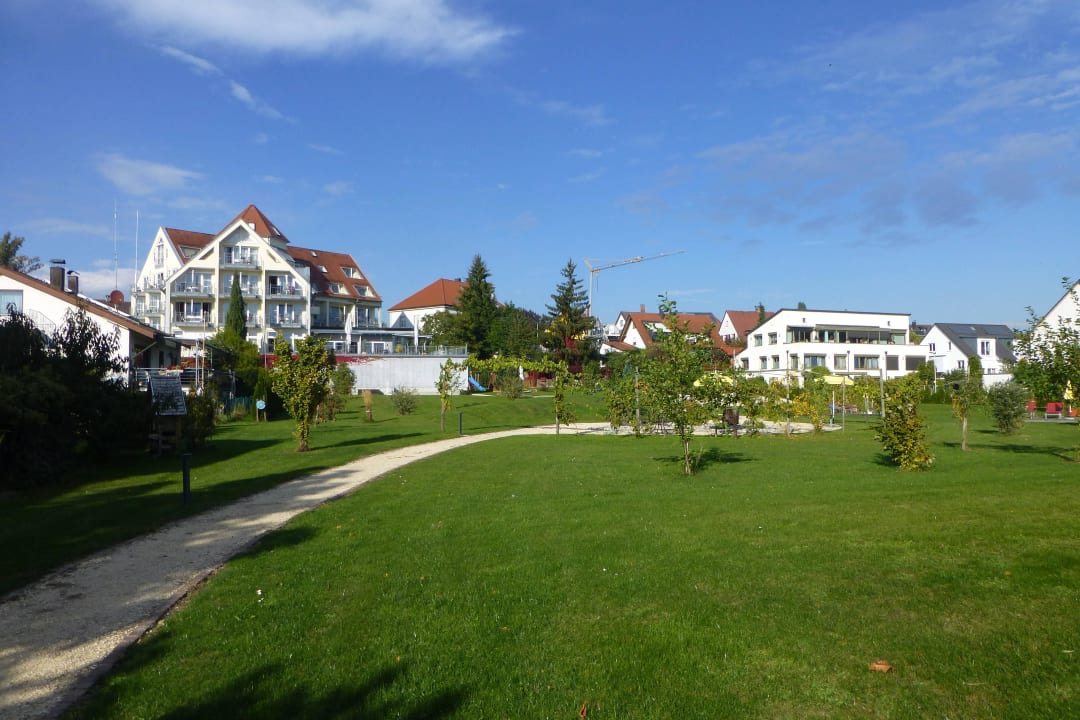 Blick vom Hotelpark auf Haus Seeblick Hotel Traube am See