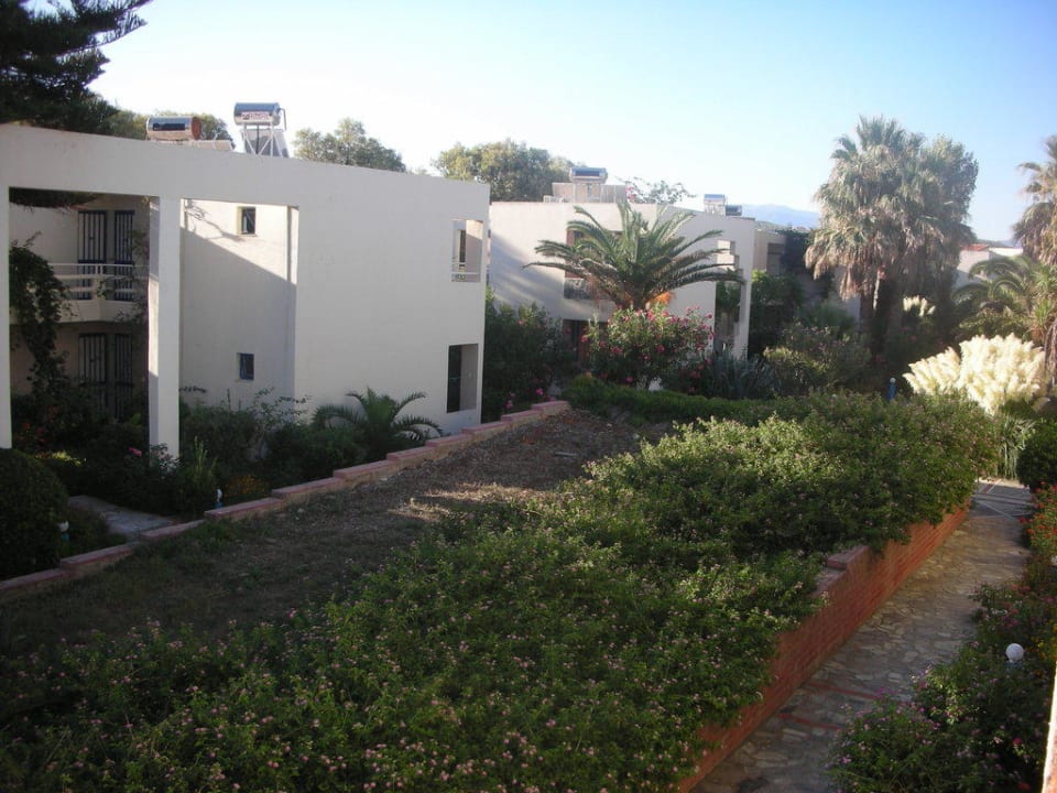 Ścieżki między budynkami hotelowymi Hotel Kolymbari Beach