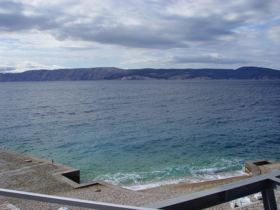 Strand vor dem SPA Wyndham Grand Novi Vinodolski Resort - The View & Family Apartments