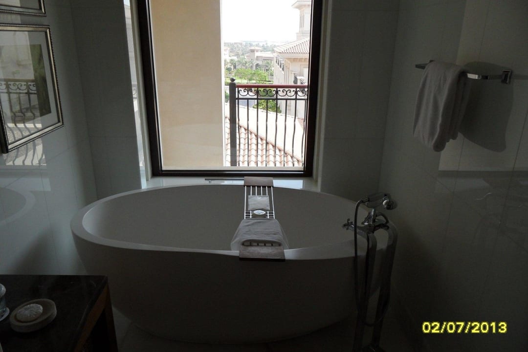 Blick von Wanne ins Freie The St. Regis Saadiyat Island Resort, Abu Dhabi