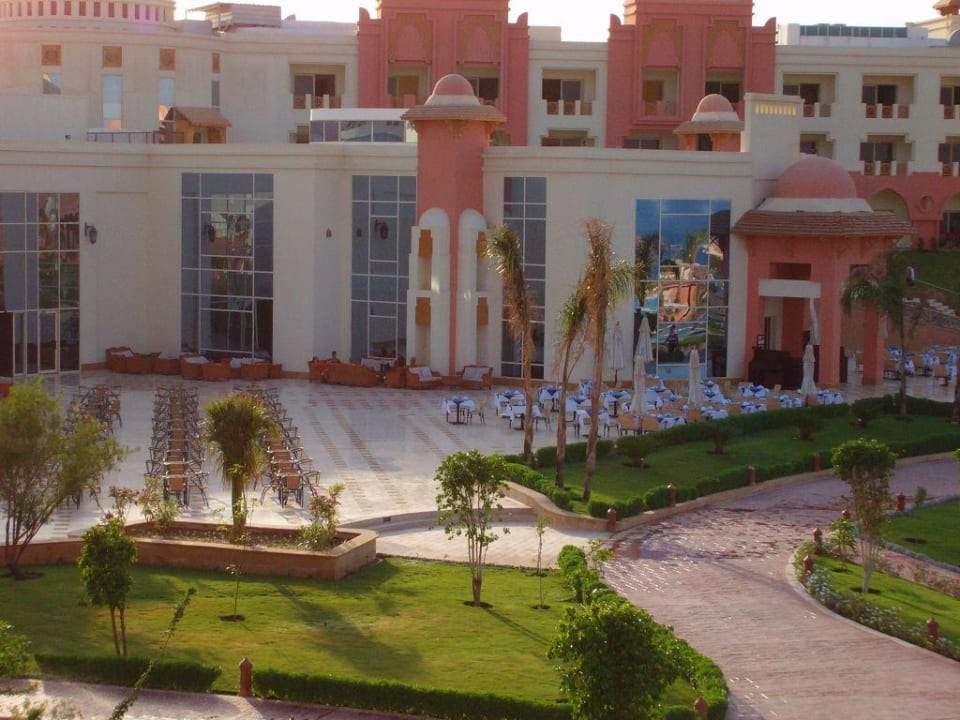 Hauptgebäude mit Terrasse Serenity Alpha Beach