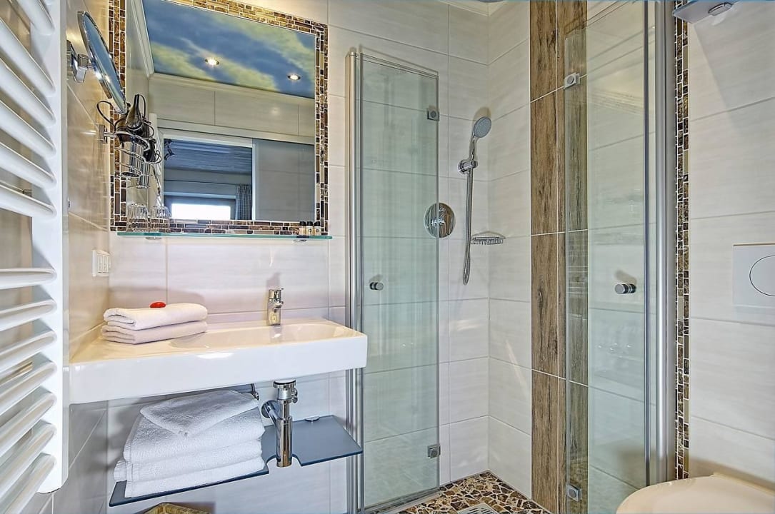 Badezimmer Fewo Jägerstübchen Ferienwohnungen Gästehaus Lärcheck