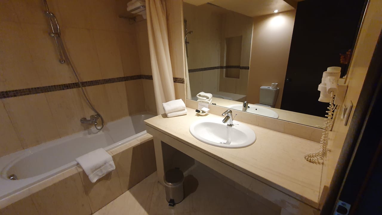 Zimmer Davitel - The Tobacco Hotel