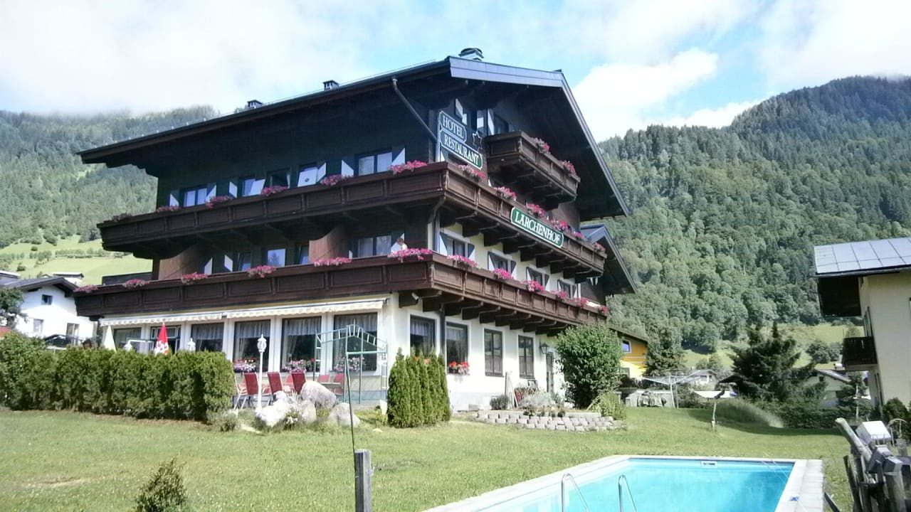 Blick vom Garten auf das Hotel Hotel Lärchenhof
