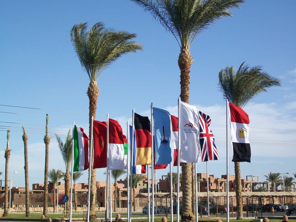 Przed hotelem Pickalbatros Alf Leila Wa Leila Resort - Neverland Hurghada