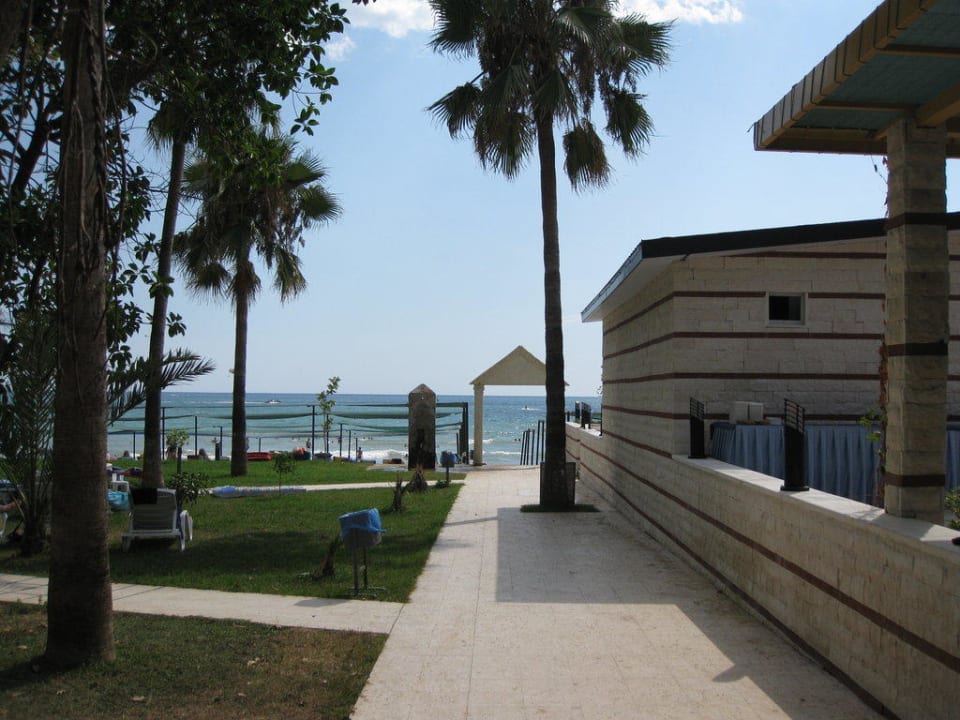 Weg zum Strand Hotel Sirma