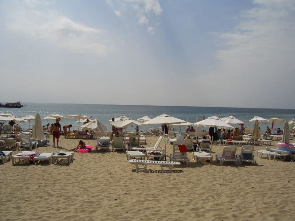 Hotelstrand mit kostenfreien Liegen und Schirmen Royal Park Hotel & Aqua park