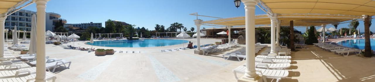 Panoramabild mit Hauptgebäude und beiden Pools Kaya Side