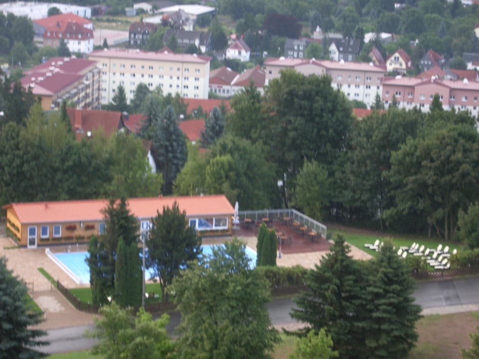 Blick von oben auf den Pool AHORN Berghotel Friedrichroda
