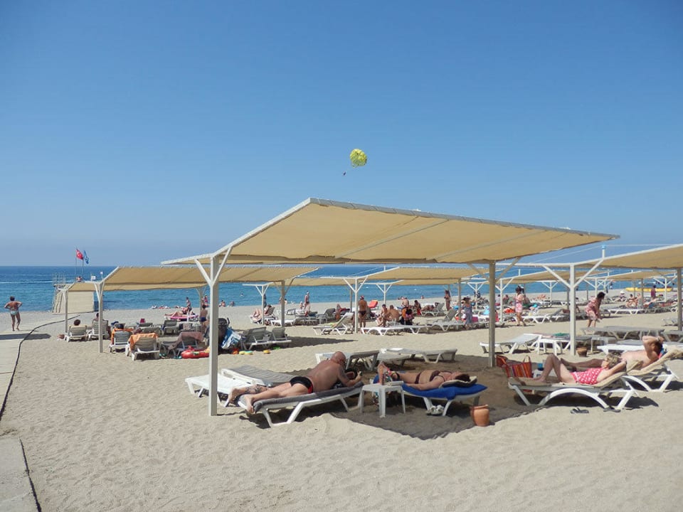 Sonnenschutz Club Turtas Beach Hotel