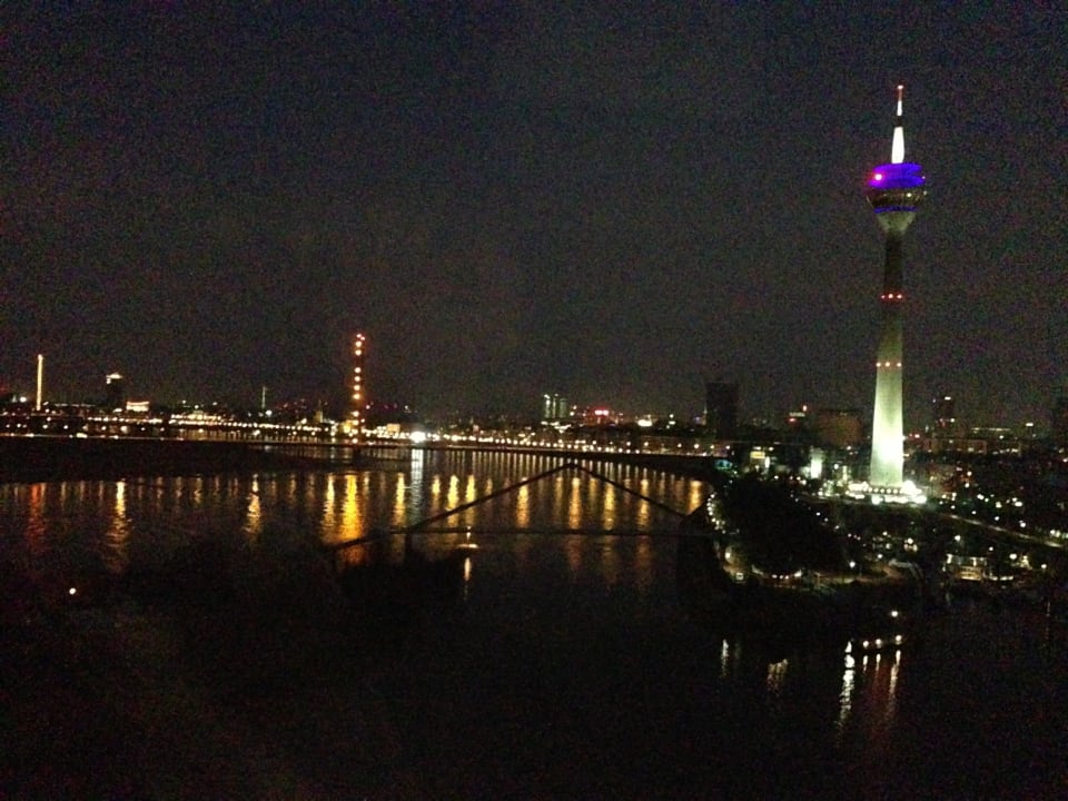 Ausblick vom Zimmer bei Nacht Hotel Hyatt Regency Düsseldorf
