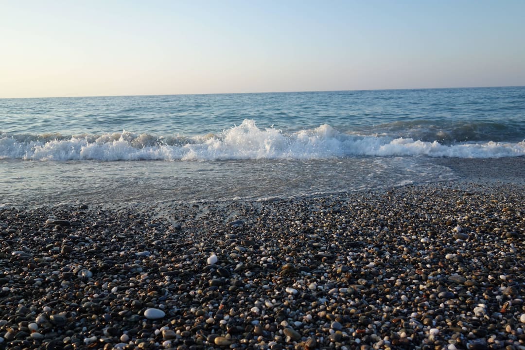 Hauptsächlich Sandtrand, vorne Steinig Hotel Kathrin Beach