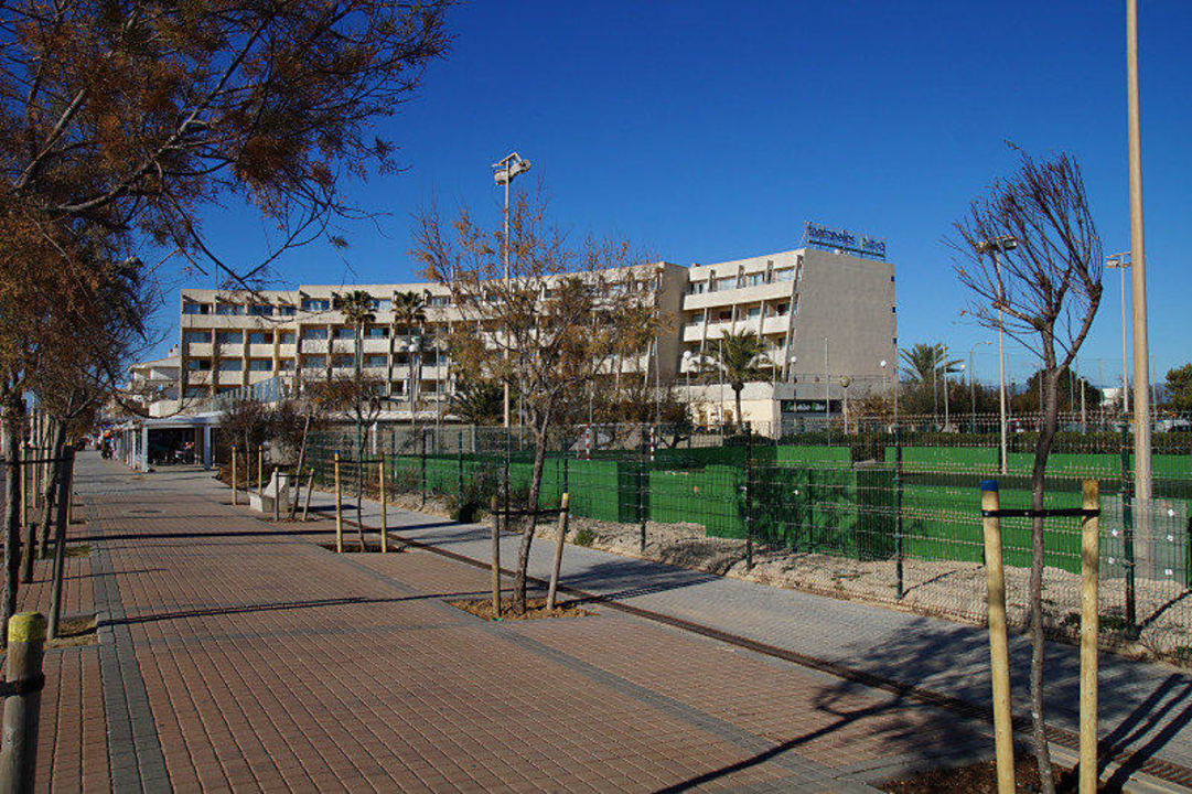 Von der Promenade fotografiert Aparthotel Fontanellas Playa