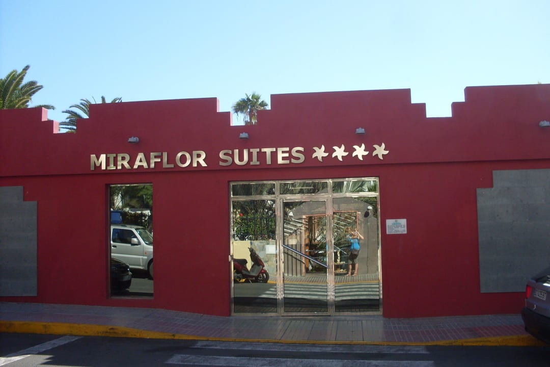 Eingang zur Anlage HL Miraflor Suites Hotel