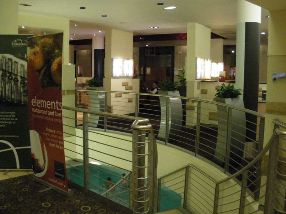 Treppe Freizeitbereich und Restaurant Elements Hotel Novotel Edinburgh