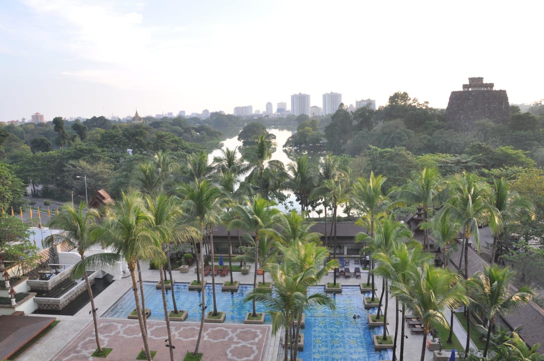 Blick über die Poolanlage Chatrium Hotel Royal Lake Yangon