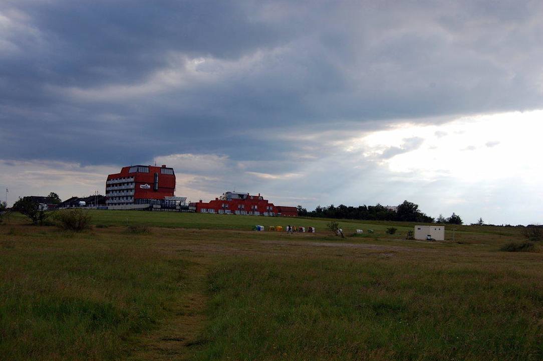 Blick auf das Hotel vom Strand aus Upstalsboom Hotel am Strand
