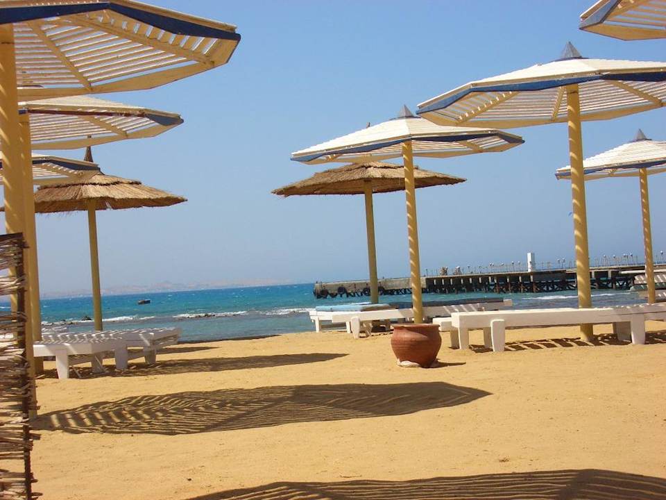 Strand mit vielen Liegen und Schirmen Pickalbatros Alf Leila Wa Leila Resort - Neverland Hurghada