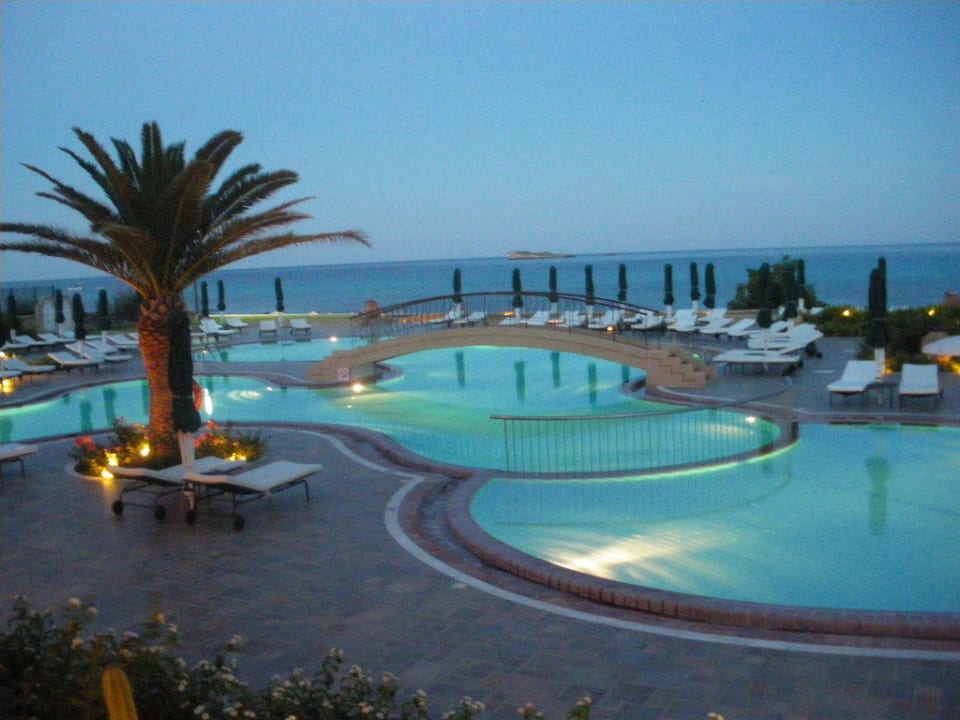 Blick auf den Pool beim Abendessen Lindian Dream Seaside Resort