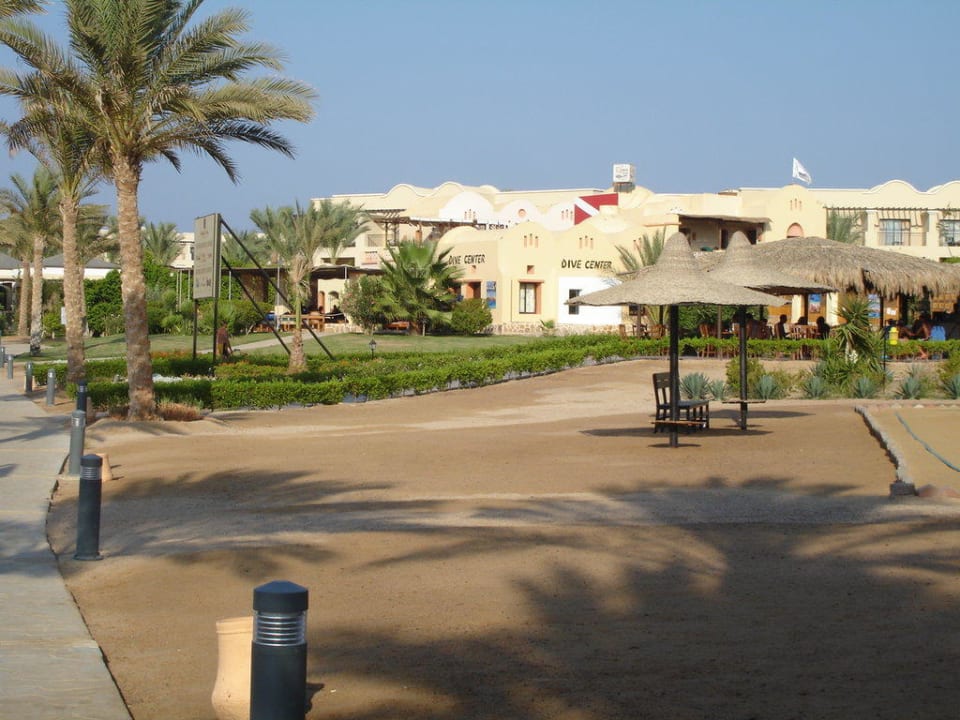Strandbar und im Hintergrund Tauchschule Jaz Dar EL Madina