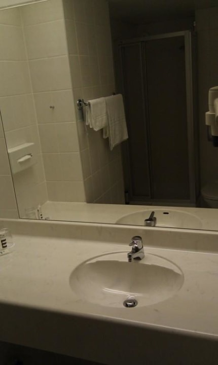 Badezimmer eines Einzelzimmers Congress Hotel Chemnitz