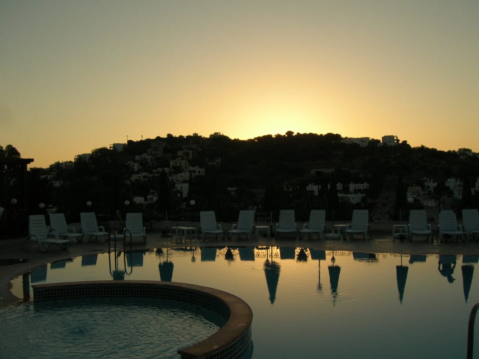 Basen wieczorkiem Cactus Charme Hotel